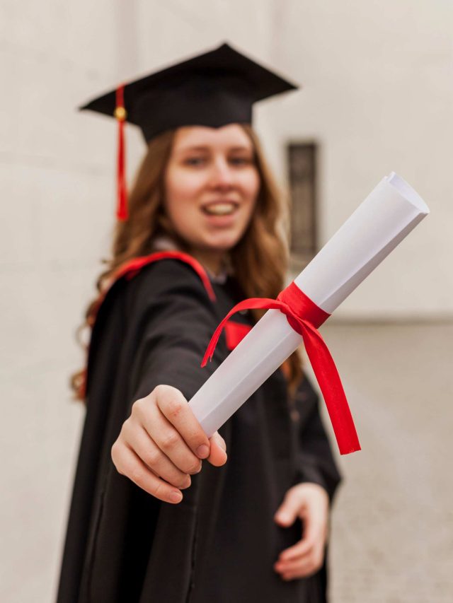 close-up-smiley-girl-with-diploma (1)